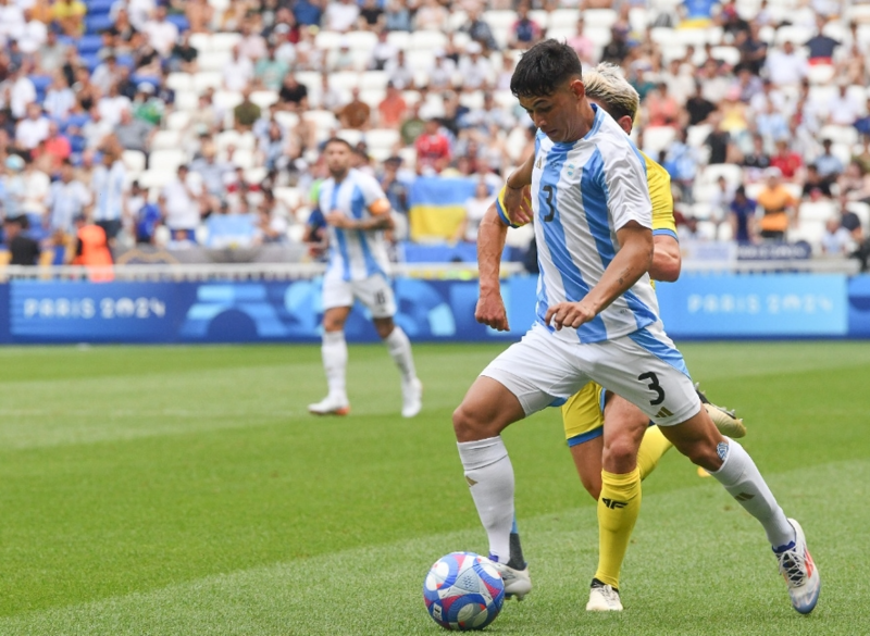 ⚽奥运男足半场：阿尔瓦雷斯错失良机 费斯云神奇扑救 阿根廷0-0乌克兰